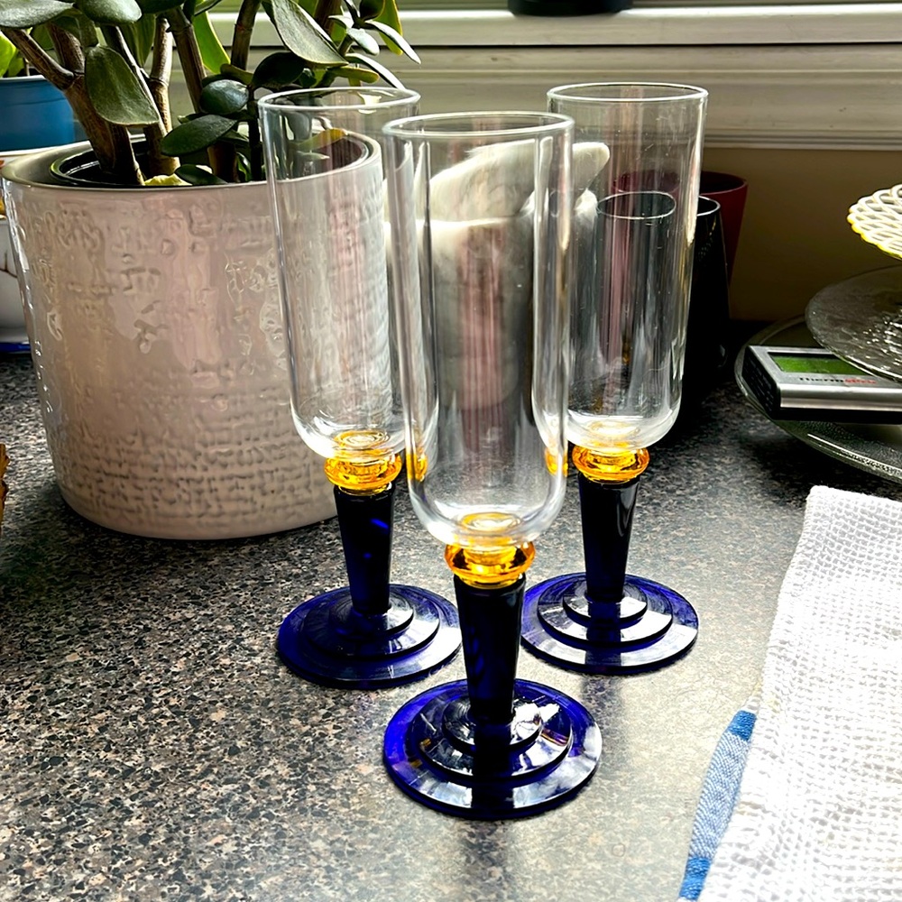 NWOT 3 Trudeau acrylic champagne flutes